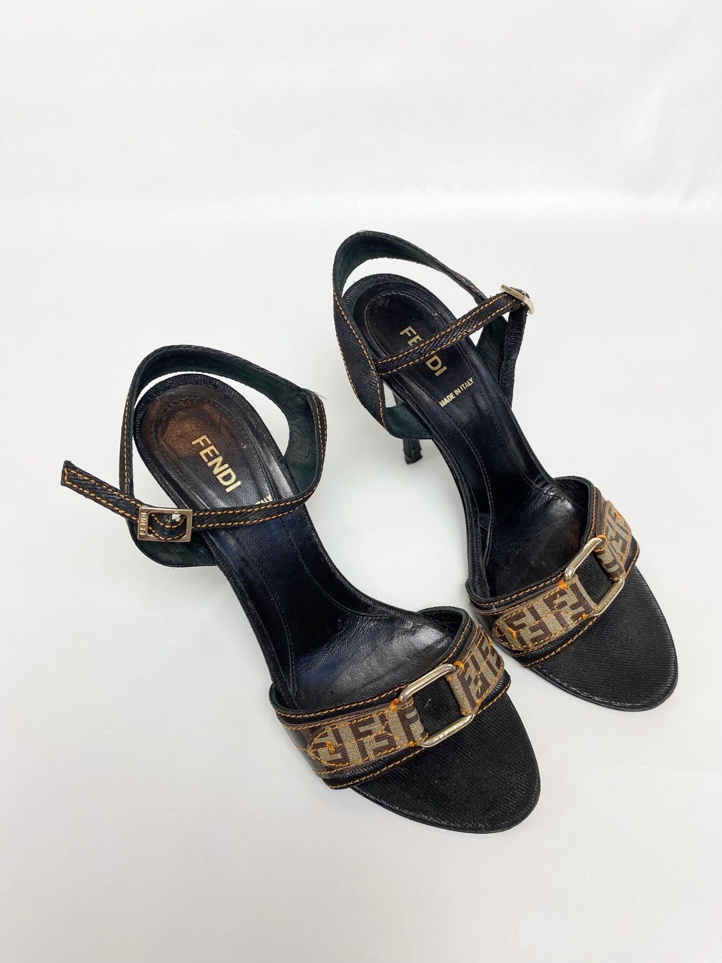 Fendi – Sandalen mit Absatz und Monogramm-Riemen