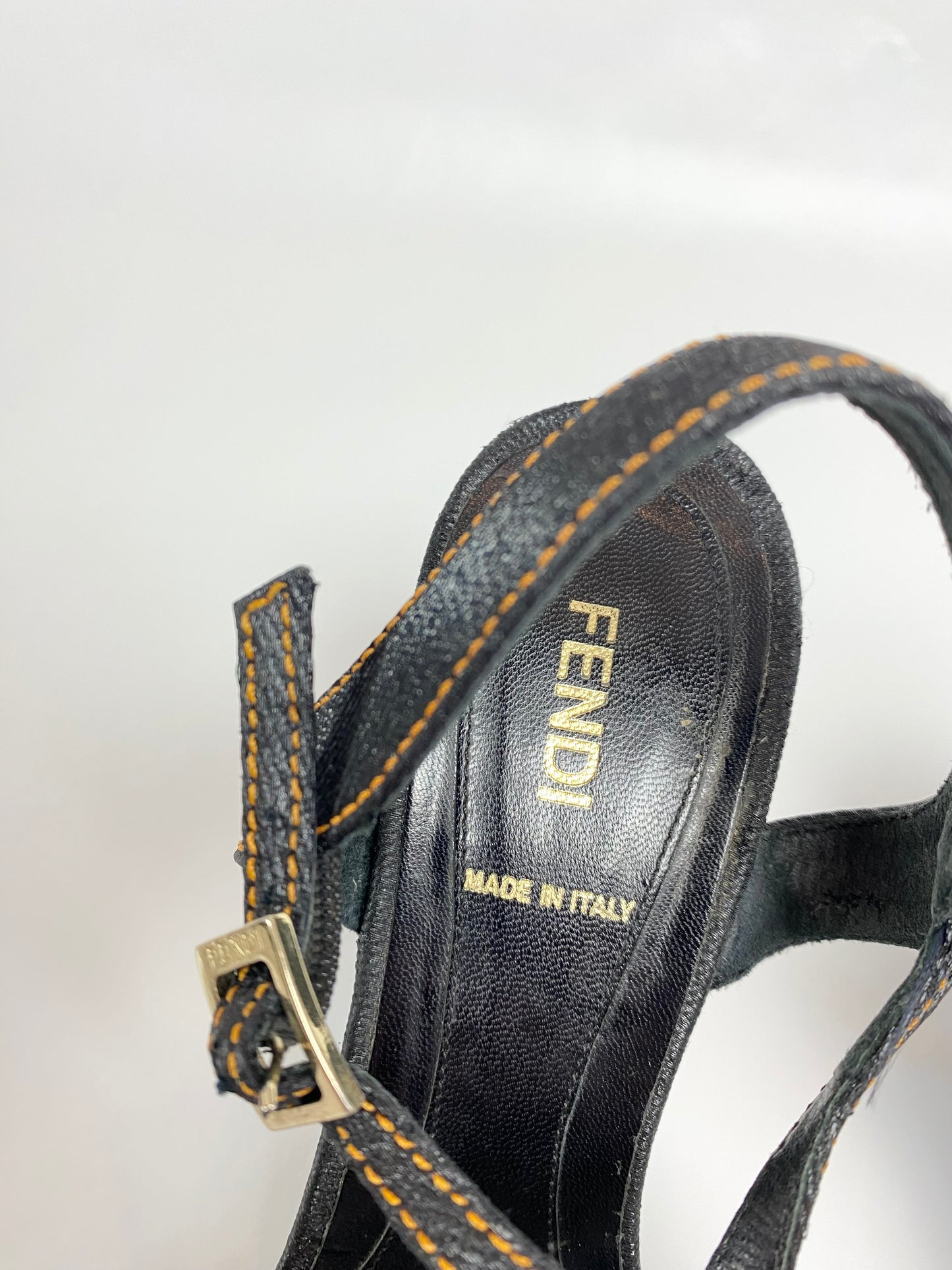 Fendi – Sandalen mit Absatz und Monogramm-Riemen