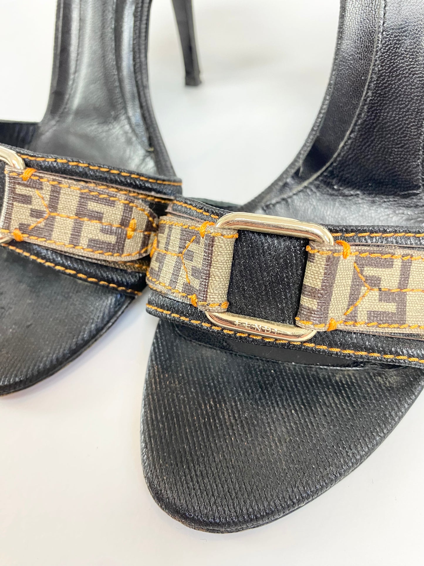 Fendi – Sandalen mit Absatz und Monogramm-Riemen