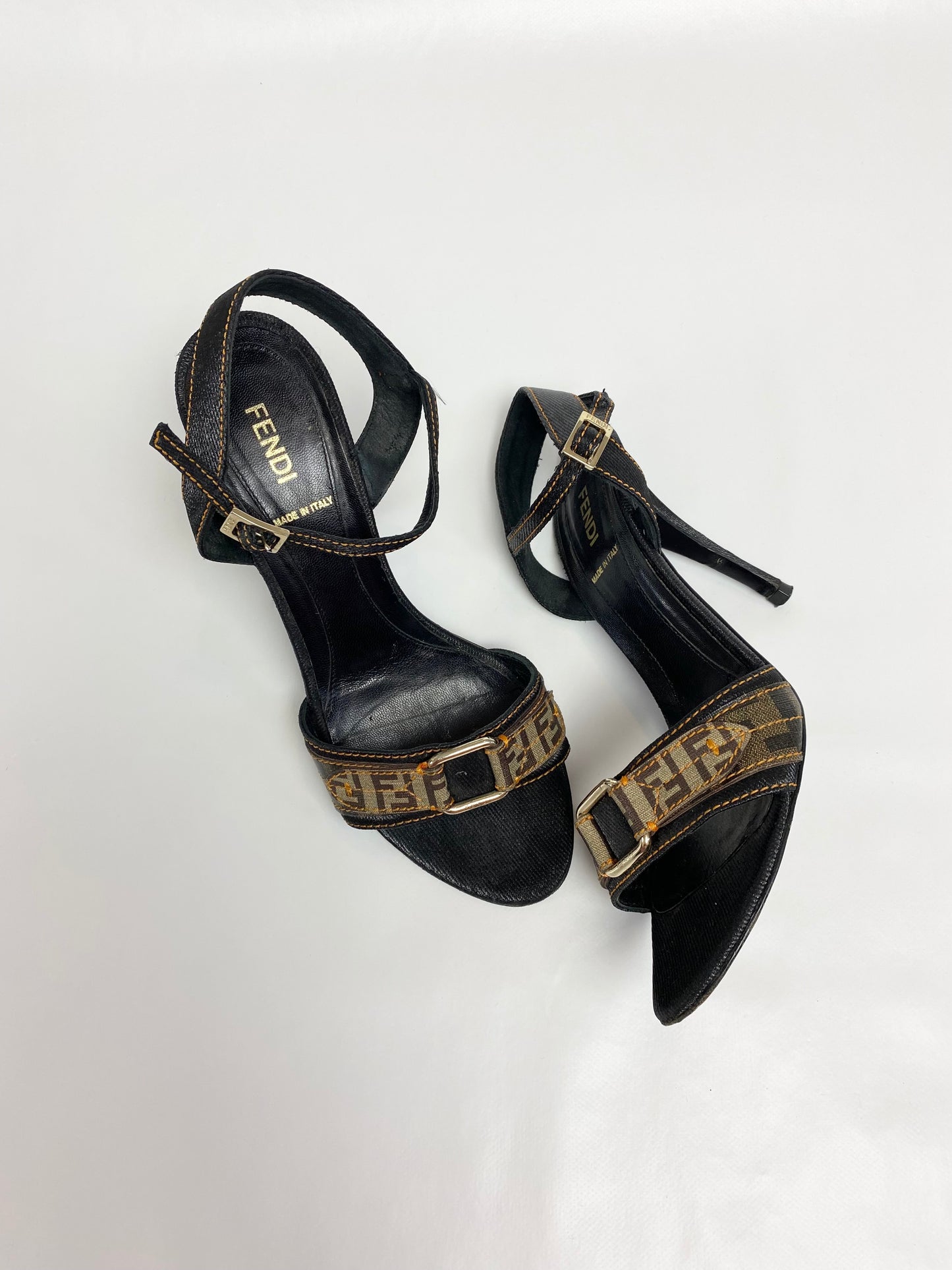 Fendi – Sandalen mit Absatz und Monogramm-Riemen